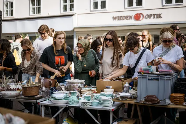 Gemeinsam wurde gestöbert, geplaudert und das 25-jährige Jubiläum des Margaretner Flohmarkts gefeiert. | Foto: Stadt Wien / Karo Pernegger