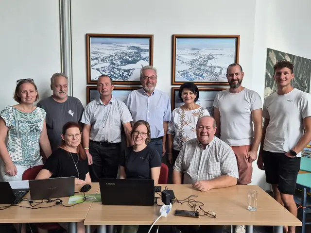 Das Topothek-Team mit Agnes Bergmayer, Rudolf Kreitmeier und Franz Rosenfellner sammelt historische Bilder und Dokumente. | Foto: Filipp