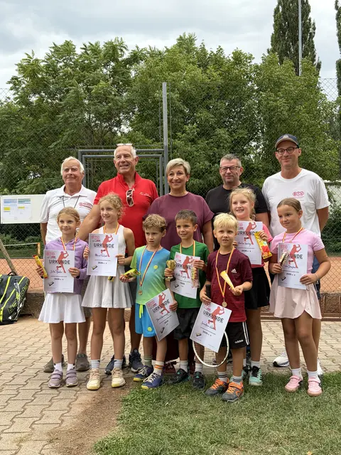 Bgm. Claudia Schlager führte die Siegerehrung bei den BTV Kids Landesmeisterschaften mit Sportausschussvorsitzenden Markus Pinter und Obmann Andreas Ponic durch. 
