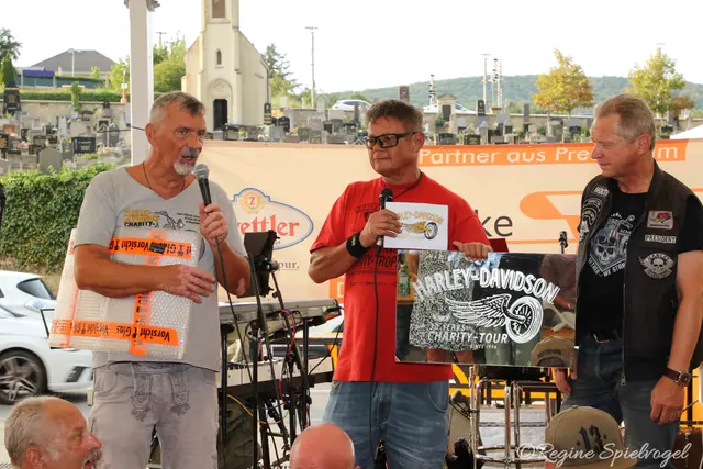 Für die Versteigerung bei der großen Wien-Gala am 14. November überreichte Präsident der Duckhüttler Faschingsgilde Richard Breier Präsident Dieter Baier einen Spiegel mit dem Logo der Charity Tour. 