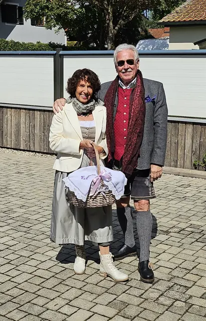 Fesch in Tracht: Auch die österliche Fleischweihe, die Ulla und Heinz Kugler zuvor nicht kannten, zählt mittlerweile zum Pflichttermin. | Foto: Kugler