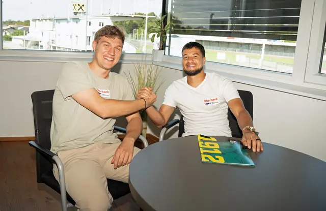 Sportdirektor Lukas Brandl mit dem Südafrikaner Yusuf Maart. | Foto: SVR/Stüber