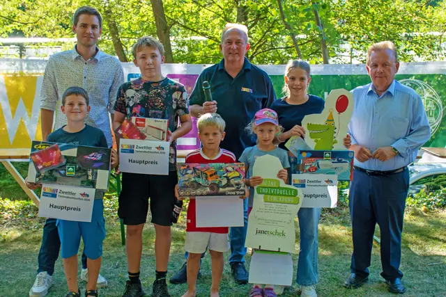 Vizebürgermeister Alexander Leutgeb, Johann Bauer (Jugendreferat Stadtgemeinde Zwettl) und Bürgermeister LAbg. ÖkR Franz Mold (hinten) gratulierten den Gewinnern der Preise. Marcel Maurer, Tobias Wolf, Jan Bauernfried, Alvina Huber und Nicole Murth gewannen die fünf Hauptpreise. | Foto: Stadtgemeinde Zwettl