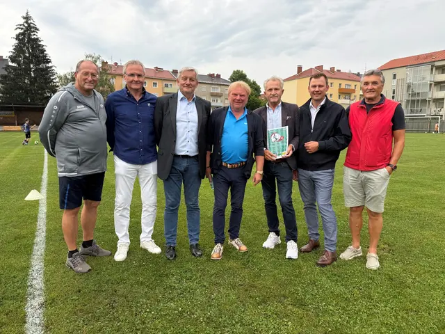 Freuen sich über die Rückkehr des Fußballcollege Leibnitz (v.l.): Hannes, Haller, Ernst Jahrbacher, GR Willi Rachholz, Leo Trabaß, Rudi Hrubisek, Bgm. Daniel Kos und Anton Jahrbacher. | Foto: Stadtgemeinde Leibnitz