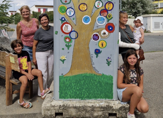 Auch Vizebürgermeisterin Natascha Mang und Gemeinderätin Sandra Schleinzer-Pock legten selbst Hand an und halfen beim kreativen Neuanstrich. | Foto: Gemeinde Sigmundsherberg