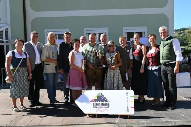 Die strahlenden Gesamtsieger der 12. Schnapsbrenner-Olympiade der Österreichischen Eisenstraße sind Maria und Paul Hinsteiner aus St. Leonhard für den besten Edelbrand (5. und 7.v.l.) und Regina und Josef Leichtfried für den besten Likör (9. und 10.v.l.). Es gratulierten: Sonntagbergs Vize-Bgm. Heidi Polsterer, Sonntagberg Bgm. Thomas Raidl, Obfrau des Vereins Eisenwurzen Oberösterreich Abg. z. NR Katrin Auer, Obmann der Eisenstraße Niederösterreich Bgm. Werner Krammer, Bgm. Gerhard Lueger aus Ybbsitz, Ehrenobmann der Eisenstraße Niederösterreich Abg. z. NR Andreas Hanger, Bgm. Manuela Zebenholzer aus Hollenstein, Eisenstraße Niederösterreich Geschäftsführerin Gudrun Hofbauer und Landesrat Toni Kasser (v.l.n.r.). | Foto: eisenstrasse.info
