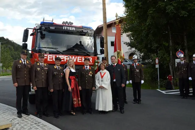 Die Vertreter der Feuerwehr mit Fahrzeugpatin Viktoria Thaler, Bgm. Roman Thaler und Pastoralassistentin Maria Gumpenberger. | Foto: Brigitte Eberharter