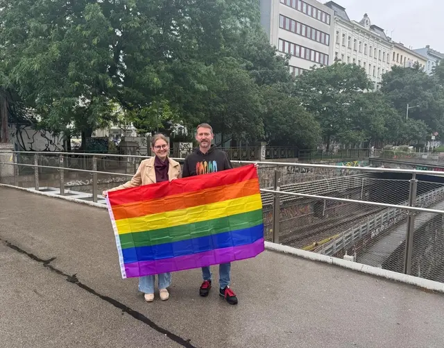 Markus Österreicher und Sarah Mayer freuen sich über die Neubenennung des Stegs über das Wiental in Regenbogensteg. | Foto: Neos Margareten