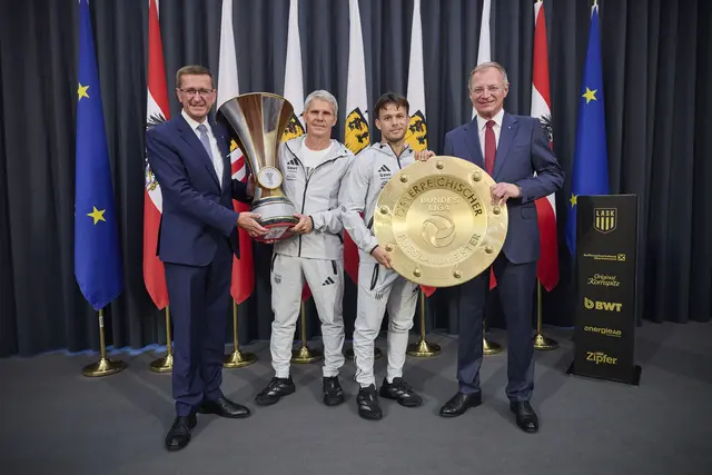Landeshauptmann Thomas Stelzer, LASK-Kapitän Sascha Horvath, Trainer Didi Kühbauer und Sport-Landesrat Markus Achleitner bei der Feier von Cup- und Meistertitel im Linzer Landhaus. | Foto: Land OÖ/Mayr