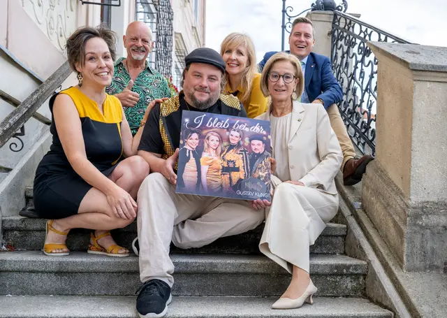 Ursula Gerstbach, Gary Lux, Franz Alexander Langer, Doris Schillein, Landeshauptfrau Johanna Mikl-Leitner (ÖVP) und Bürgermeister Christoph Kaufmann (ÖVP) bei der Präsentation in Klosterneuburg. | Foto: NLK Filzwieser