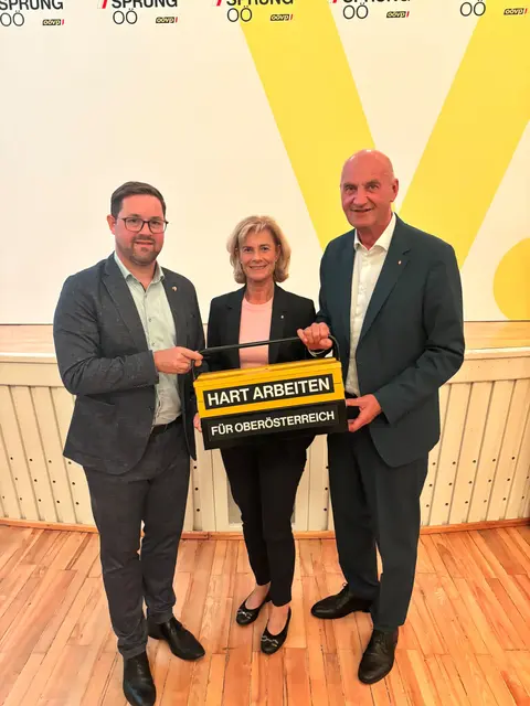OÖVP-Landesgeschäftsführer Florian Hiegelsberger (links) mit Landesrat Christian Dörfel und Landtagsabgeordneter Doris Staudinger.  | Foto: OÖVP