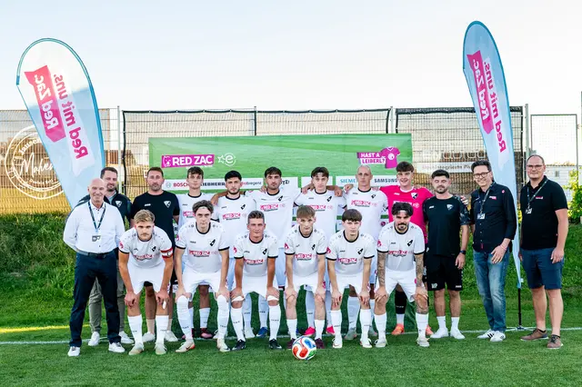 Die Kampfmannschaft der Union Weibern präsentiert stolz die neuen Dressen. | Foto: Sebastian Stahrl