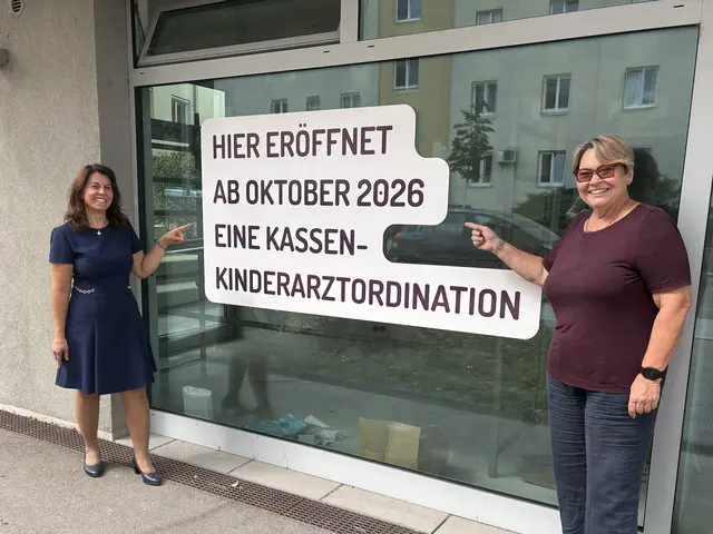 Sevinc Yildirim und Bürgermeisterin Karin Baier vor der künftigen Kinder- und Jugendärztepraxis in der Brauhausstraße 8, deren Räumlichkeiten derzeit für die Eröffnung vorbereitet werden. | Foto: Stadtgemeinde Schwechat
