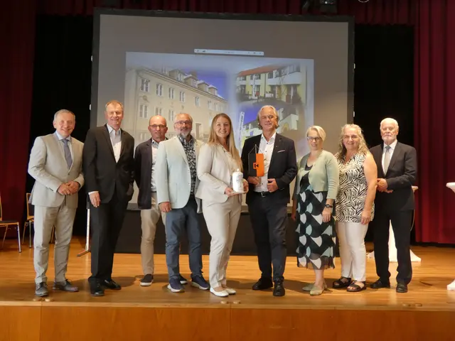 Bürgermeister Josef Ramharter, Geschäftsführer von Kolping Österreich Albert Pribyl, Roland Schneider, Harald Mayer, Gesamtleiterin der Kolping-Wohnhäuser Waidhofen Desiree Stoitzner, Präsident von Kolping Österreich Wolfgang Engelmaier, Bezirkshauptfrau Manuela Herzog, Brigitte Schraml und Diakon Josef Trinko (v.l.) | Foto: Kolping Waidhofen/Thaya