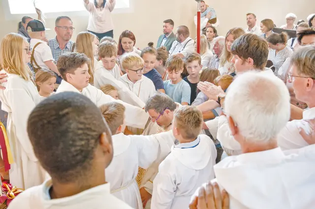 Im Zeichen der Verbundenheit: gemeinsames Handauflegen. | Foto: Christian Kanzian