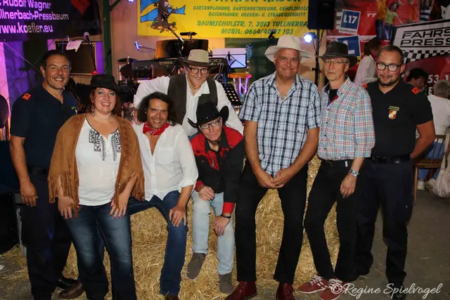 Die Countryband "Bonanza" mit Kommandant Thomas Zekl und Komm.StV. Christian Kettele.
Die Band: Petra Golser, Peter Brezina, Bandleader Peter Halvax, Alexander Ghezzo, Tom Niesner und Wolfgang Stopfer.