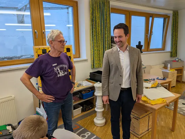 Bildungsminister Christoph Wiederkehr schaut den Schülern in Langkampfen über die Schulter und überzeugt sich selbst vom Schachtraining des Vereins Schach ohne Grenzen.
