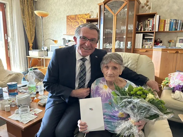 ÖVP-Stadtrat Franz Piribauer gratulierte Elfriede Giefing zum 90. Geburtstag. | Foto: Stadt Wiener Neustadt/Weller