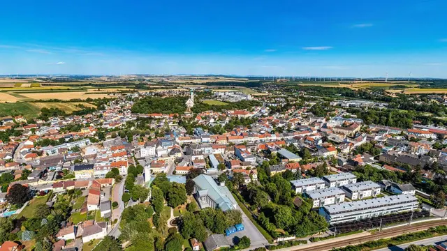 Mistelbach wird größer: Besonders entlang der Ebendorfer Straße entsteht derzeit ein neuer Stadtteil mit Wohnraum und Infrastruktur. | Foto: Stadtgemeinde Mistelbach