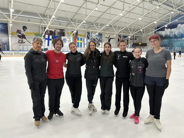 Die Eiskunstläuferinnen und Eiskunstläufer nutzten die Tage in Bulgarien zum Trainieren und ihre Erfahrungen aus dem Behindertensport weiterzugeben. | Foto: Huber