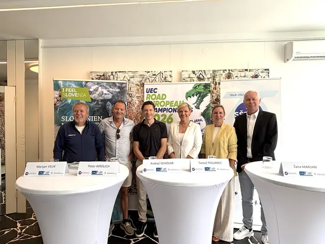 (v.l.n.r.) Moderator Marijan Velik, Ex-Radsport-Profi Peter "Paco" Wrolich, Andraž Vehovar (Präsident des slowenischen Radsportverbandes), Generalkonsulin Maja Balant Slobodjanac, Žana Marijan (Leiterin der slowenischen Tourismusvertretung STU in Österreich) und Tomaž Poljanec (Generalsekretär der UEC Straßenrad-Europameisterschaft 2026) bei der Pressekonferenz im slowenischen Konsulat in Klagenfurt | Foto: MeinBezirk.at/Michael Kurz