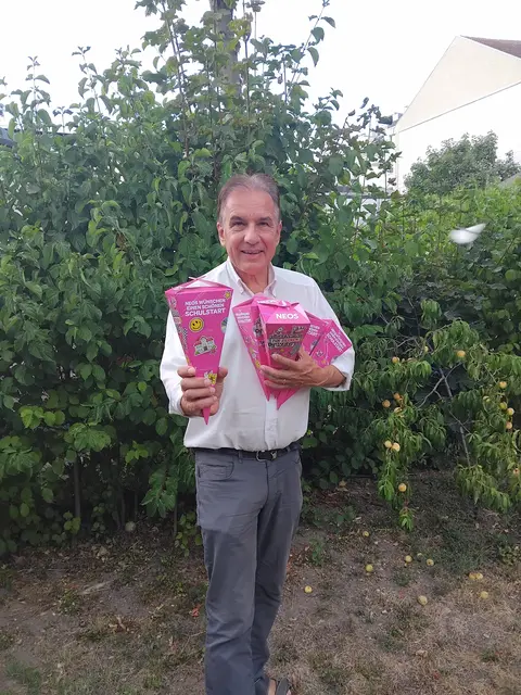 Mit einer pinken Überraschung für Schulkinder haben NEOS Schwechat den Start ins neue Schuljahr begleitet. | Foto: NEOS Schwechat