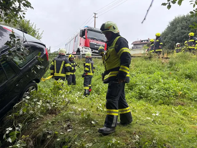 Ein Pkw geriet am frühen Abend des 18. August 2026 von der Fahrbahn ab und landete im ortsnamengleichen Haibach. | Foto: FF Freinberg