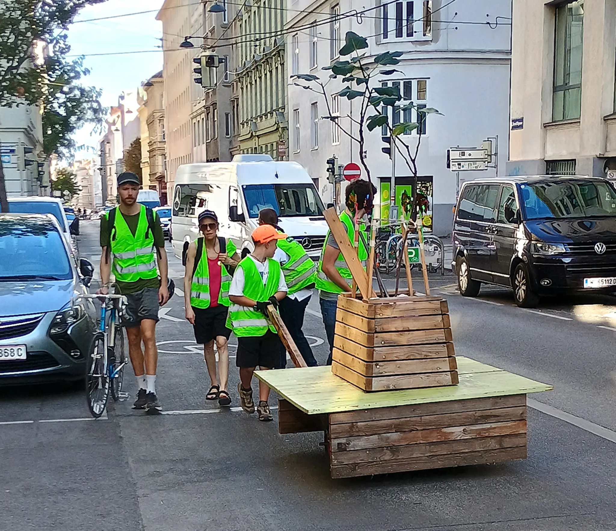 Hymnischer Empfang in BreitenseeWanderbaum FLauri am Laurentiusplatz