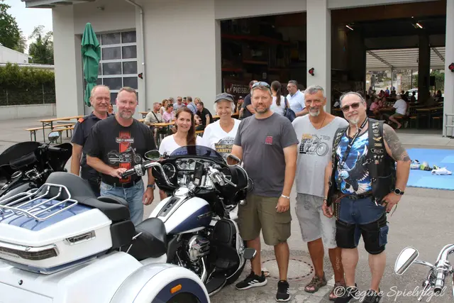Komm. Michael Uetz, BGM Josef Rothensteiner, Martina Porteder, Jutta Polzer, BGM Paul Porteder, Präsident der Duckhüttler Gilde Richard Breier mit Biker Elvis Ax.