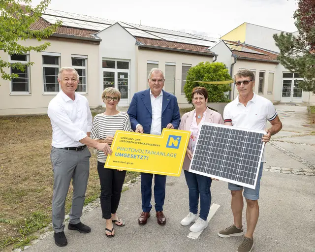 Standortleiter Leopold Berger, Direktorin Astrid Leeb, ÖVP-Abgeordneter zum NÖ Landtag Franz Dinhobl i.V. von Landeshauptfrau Johanna Mikl-Leitner, Kerstin Kienbeck, Projektverantwortliche Abteilung Gebäude- und Liegenschaftsmanagement und ÖVP-Gemeinderat Franz Hatvan. | Foto: Stadt Wiener Neustadt/Michael Weller