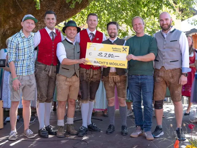 Von links: Franz Brandstätter (Moohill42), Georg Ausweger (TMK Faistenau), Josef Brandstätter (Moohill42), Christian Ebner (TMK Faistenau), Gerald Klaushofer (Bürgermeister Faistenau), Dominik Steinbichler (Salzburger Kinderkrebshilfe) und David Ebner (Krämerwirt).  | Foto: Trachtenmusikkapelle Faistenau 