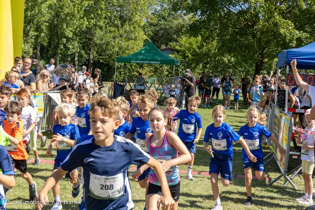 U 10 startete anschließend mit Kleinem Waldlauf über 700m - 29 Kinder am Start - SC Himberg in blauen Leibchen voran. | Foto: cine-motion.at / R. Ivanek