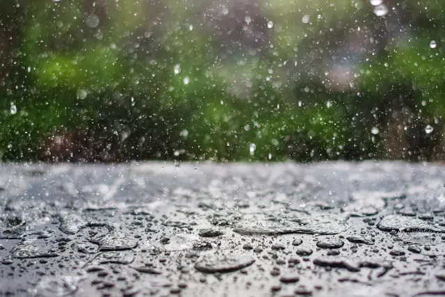 Ein Mittelmeertief bringt Regen nach Kärnten, während eine Kaltfront für Abkühlung sorgt. (Symbolfoto) | Foto: stock.adobe.com/at/lovelyday12 