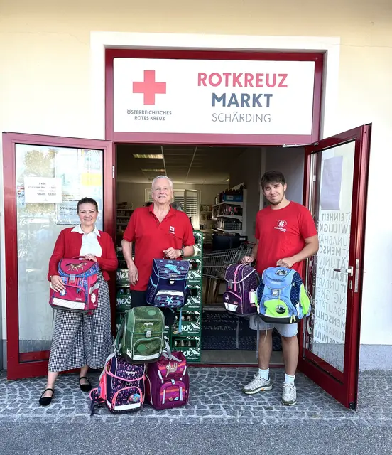 Zivildiener Marco übergab im Namen der Kinderfreunde Innviertel rund 20 Schultaschen an das Team des Rotkreuz-Marktes in der Schärdinger Bezirksstelle des Roten Kreuzes. | Foto: Kinderfreunde Innviertel