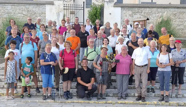 Pilger und Messbesucher vor dem Aufgang zur Kirche. | Foto: Josef Messirek