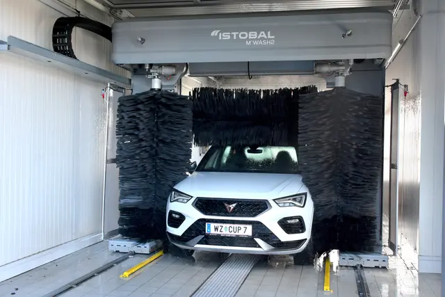 Es wurde eine zusätzliche Waschanlage errichtet. Diese kann künftig auch mattlackierte Autos waschen. | Foto: MeinBezirk/Helmut Riedl