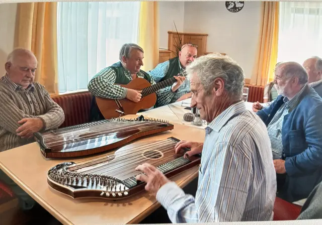Zither, Gitarre, Steirische... – in Tumeltsham erklingt eine Vielfalt an Klängen und Volksliedern. | Foto: Hausmusi Schachinger