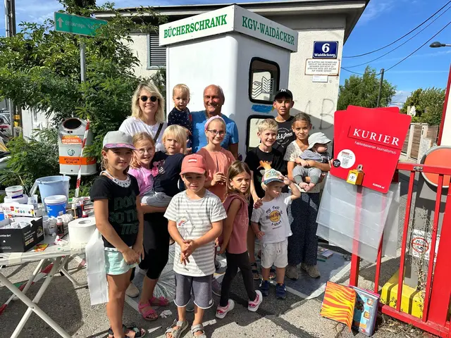 Bei der Bemalung der Telefonzellen durch Kinder des KGV war auch Bezirksvorsteherin Stefanie Lamp (SPÖ) auch zugegegen und hat mitgeholfen.  | Foto: KGV Waidäcker