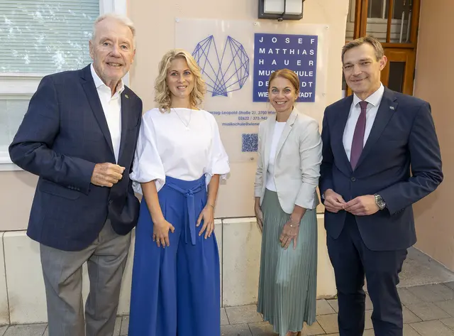 ÖVP-Bürgermeister Klaus Schneeberger, Standortleiterin der Musikschule Bad Fischau-Brunn Daniela Wanzenböck, Musikschuldirektorin Cordula Schröck und ÖVP-Bildungsstadtrat Philipp Gruber.
 | Foto: Stadt Wiener Neustadt/Weller