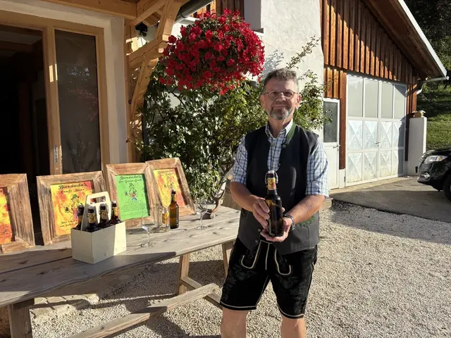 Günter Pamminger präsentiert als "Biersiada" sein in traditionellen Handwerk hergestelltes Craftbeer.  | Foto: MeinBezirk.at/Astrid Siebert