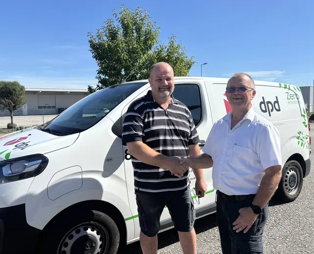 Michael Hofstädter (rechts) und sein langjähriger Mitarbeiter Zsolt Barna, der den Paketdienst in der Region fortführt. | Foto: MeinBezirk Perg/Köck