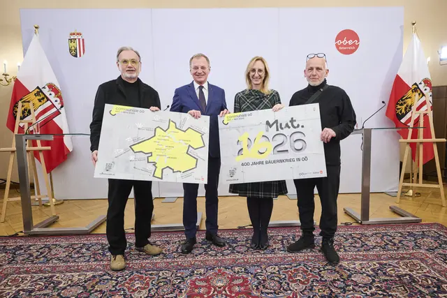 Wissenschaftlicher Geschäftsführer der OÖ Landes-Kultur GmbH, Prof. Alfred Weidinger, Landeshauptmann Thomas Stelzer, Kulturdirektorin Margot Nazzal und Projektleitung communale oö 2026 Martin Honzik. | Foto: Land OÖ/Peter Mayr