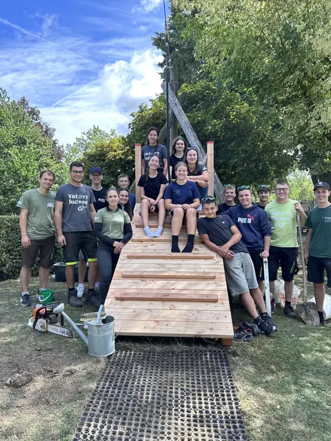 Mit vollem Einsatz: Die Landjugend Gerersdorf packte beim Projektmarathon kräftig an und brachte den Kinderspielplatz auf Vordermann. | Foto: Landjugend Gerersdorf