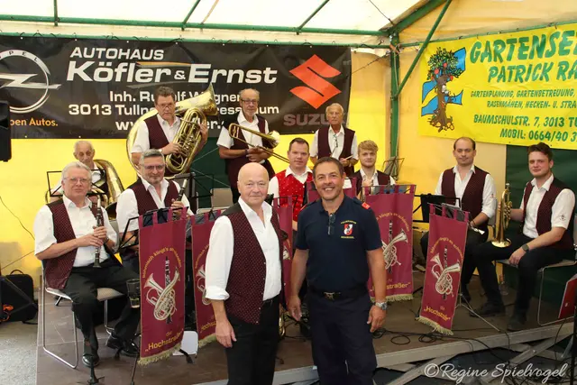 Den Abschluss des Rekawinkler Feuerwehr Wochenendes wurde mit dem Frühschoppen am Sonntag begangen. Dazu spielten die Hochstraßer unter Obmann Josef Zinner auf, hier mit Kommandant der FF Rekawinkel Thomas Zekl.