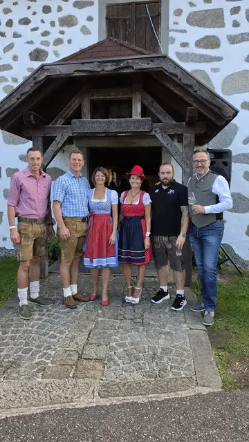 Die Betreiber vom Kulturstadl Reckeneder Martin und Elisabeth Mairhofer (2. v. l.) mit dem Weinherbstorganisationsteam Fabian Danner, Daniela Thurnhofer, Michael Fürst und Bürgermeister Christoph Meisinger | Foto: ÖVP Engerwitzdorf