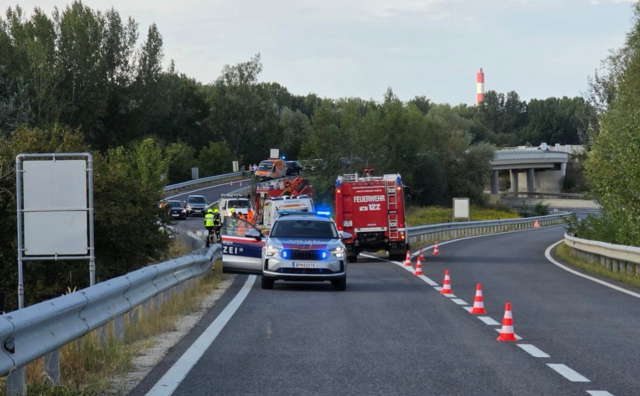 Ein schwerer Unfall auf der S33 bei Traismauer führte zu einem aufwendigen Feuerwehreinsatz. Die Bergung des über die Böschung gestürzten Betonmischwagens dauerte mehr als vier Stunden. | Foto: DOKU-NÖ