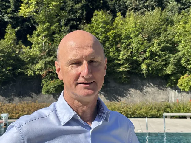 Hubert Stock Bürgermeister der Marktbemeinde Werfen bedankt sich bei Rudi Hammer. | Foto: Christian Amtmann