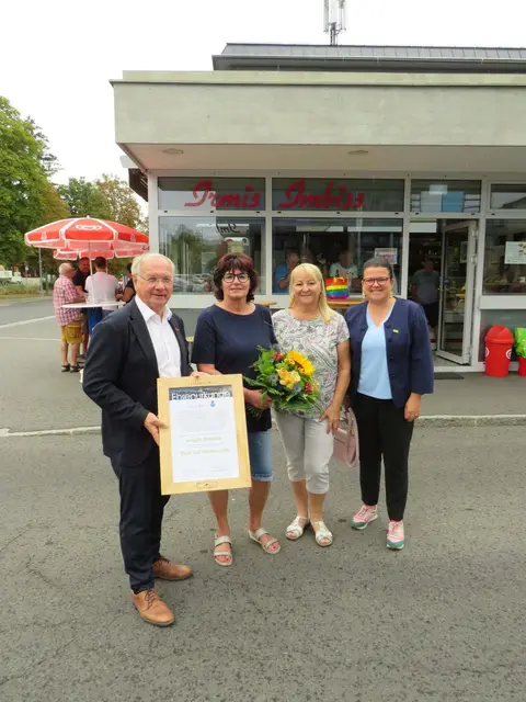 Bürgermeister Josef Ober und Vizebürgermeisterin Sonja Skalnik (r.) überbrachten Irmgard Rombold (2. v. l.) eine Urkunde als Dank und Anerkennung für ihr Wirken in der Feldbacher Gastronomie.