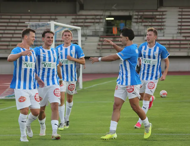 Torschütze Alexander Frank (ganz links) jubelt mit seinen Teamkameraden über das 1:0. | Foto: SV Schwechat