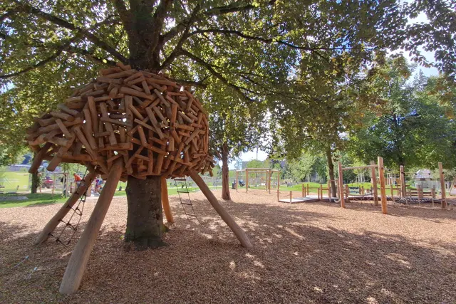 Dieses Holz-Klettergestell /*NEST*
um den Baum  hat mir besonders gefallen.
